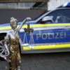 Die Polizei ermittelt, weil ein 50-Jähriger einen 70-Jährigen in Adelsried geschlagen haben soll. 