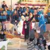 Großen Anklang fand der „Musikalische Advent“ in der Pfarrkirche Nattenhausen. Unser Bild entstand beim Krippenspiel der Nattenhauser Kinder. Im Hintergrund die Musikkapelle. 