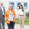 Beate Bschorr-Staimer (Schulrätin), Hermann Hillenbrand (AOK Günzburg), Alexandra Heger (Rektorin der Zacharias-Geizkofler-Grundschule), Andrea Eisenreich (Schulamtsdirektorin), Michael Bachmaier (Rektor der Ulrich-von-Thürheim-Grundschule ) und Sybille Krause (Konrektorin der Ulrich-von-Thürheim-Grundschule) (v.l) bei der Übergabe der Patenschaftsbestätigung.  	