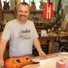 Rainer Tausch in seiner Werkstatt in Jedesheim: Seit er seine Instrumente mit ausgesucht edlen Oberflächen aus besonderem Holz versieht, hat die Nachfrage steil angezogen.