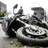 Ein unbekannter Motorradfahrer hat im Rehlinger Ortsteil Oberach einen Gartenzaun beschädigt.