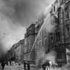 –Auch die Luitpoldstraße wurde schwer getroffen - das Bild soll die Löscharbeiten im Oktober 1943 zeigen.