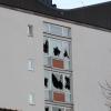 Geborstene Fensterscheiben zeugen von dem Brand im sechsten Stock des Mindelheimer Hochhauses. 