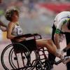 Alina Reh aus Deutschland wird von Helfern mit einem Rollstuhl von der Laufbahn aus dem Stadion gefahren. Sie musste nach 13 von 25 Runden mit Bauchkrämpfen das Rennen pber 10.000 Meter aufgeben. 