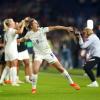 Die pure Freude: Englands Ellen White jubelt mit ihren Mitspielerinnen nach dem Sieg gegen Spanien.
