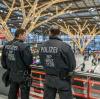 Polizisten am Stuttgarter Flughafen: Nach dem Ausspähversuch wurden die Sicherheitsvorkehrungen verschärft.