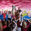 Der Liedermacher Ferri trat beim letzten Büchereisonntag vor der Sommerpause in Graben auf und erfreute die Kinder mit seiner Musik.  	