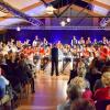 Die Jugend- und die Blaskapelle spielten beim Herbstkonzert des Musikvereins Wehringen gemeinsam die Zugabe. Zuvor gab es eine Überraschung