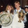 Steffi Graf und Boris Becker feiern den deutschen Doppelerfolg bei den 103. Offenen Internationalen Tennismeisterschaften in Wimbledon im Juli 1989.