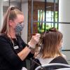 Beim Friseur Zeitlmann dreht sich wieder alles um Haare – mit Maske und Einweghandschuhen. 