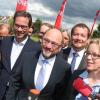 SPD-Kanzlerkandidat Martin Schulz (3.v.r.) steht beim Landesparteitag der SPD in Schweinfurt mit der Landesvorsitzenden der SPD Bayern Natascha Kohnen (rechts) vor Journalisten.