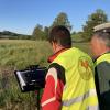 Stefan Karner und Thomas Schonbucher koordinieren den Drohnenflug in Emersacker.