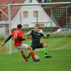 Bachtal-Keeper Maxi Ackermann kann hier zwar das 0:1 durch Jonas Nießner (links) nicht verhindern, am Ende des Heimspiels gegen Balzhausen aber den ersten Saisonsieg des Aufsteigers feiern. 