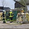 Ein großes Aufgebot an Einsatzkräften kämpft gegen die Flammen an einem landwirtschaftlichen Anwesen in Scheuring. Das Wohnhaus konnte bisher geschützt werden.