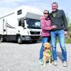 Zwei Weltreisende aus Augsburg sitzen samt Hund Mira und Wohnmobil auf dem Wohnmobilparkplatz an der Ackermannbrücke fest: Claudia und Werner Faschingbauer. Ihr Haus haben sie verkauft, eigentlich hätten sie derzeit in Amerika sein wollen. 