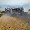 Auf einem Feld bei Sielenbach brannte am Dienstag eine Strohballenpresse vollständig aus. Mehrere Feuerwehren waren im Einsatz, um den Brand zu löschen.