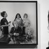 Star mit Entourage: Der Fotograf Cecil Beaton fotografierte Warhols wilde Truppe in seiner Factory. Das Bild zeigt  Besucher bei einer Ausstellung seiner Fotografien. 