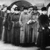 Heute normal, früher eine Sensation: Frauen stehen im Januar 1919 an, um erstmals zu wählen. 