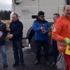 Der umgekippte Tanklastwagen blockierte am Freitag stundenlang die A8 bei Ulm. Wegen Explosionsgefahr mussten die Autofahrer evakuiert werden. Wer im Stau stand, wurde von freiwilligen Helfern mit Essen und Trinken versorgt.  	