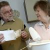 Michael und Bärbl Moser freuen sich über die Geldspenden, die sie erhalten. Das Rentnerpaar kommt mit seiner schmalen Rente monatlich kaum über die Runden. 