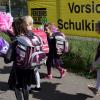 Am besten ist es, wenn Kinder gemeinsam zur Schule gehen oder den Bus nehmen. So lernen sie laut Polizei, sicher am Verkehr teilzunehmen.  	