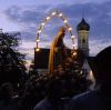 In Maria Vesperbild in Ziemetshausen (Landkreis Günzburg) feiern Gläubige Mariä Himmelfahrt am 15. August mit einer abendlichen Lichterprozession.