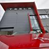 Das Tesla-Center Nummer 21 steht in Neu-Ulm-Schwaighofen. Ziemlich direkt neben Mercedes. 