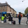 An verschiedenen Orten in der Stadt Augsburg - so wie hier in der Rosenaustraße - machen Verkehrs- und Klimaaktivisten mit Kurz-Blockade auf ihre Anliegen aufmerksam. 