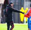 Anweisungen, Korrekturen, Gespräche: Der neue Bayern Trainer Thomas Tuchel (l) leitet erstmals das Training.