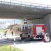 An der B300-Brücke zwischen Aichach und Untergriesbach ist am Mittwoch gegen 11 Uhr ein Lastwagen mit Kranausleger hängengeblieben.