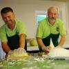 Unermüdlich am Krauthobel: Rudolf Brandel (links) und Peter Fischer vom Gartenbauverein zeigten Besuchern, wie man zum eigenen Sauerkraut kommt. 

