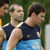 Der FC Barcelona wird ohne Weltfußballer Lionel Messi (r) beim HSV antreten. 