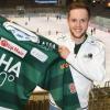 Panther-Verteidiger Simon Sezemsky mit dem Jersey für die spannendste Zeit des Eishockey-Jahres.