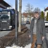 Bürgermeister Alexander Herrmann ärgert sich, wie viele Schondorfer Bürger auch, über das massive Verkehrsaufkommen auf der Staatsstraße. 
