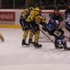 In der Eishockey-Bayernliga gewinnt der HC Landsberg (dunkle Trikots) sein letztes Heimspiel gegen den EC Pfaffenhofen. Mit 5:2 setzen sich die Riverkings gegen den Tabellenletzten durch. Hier die Bilder vom Spiel.