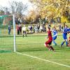 Auch wenn es nach einer klaren Torchance aussieht: In dieser Szene verpassen fiel kein Treffer beim Spiel zwischen dem TSV Pfaffenhausen (blaue Trikots) und dem SC Unterrieden (rote Trikots).  	