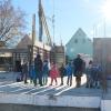 17 Kinder des Kindergartens St. Michael waren bei der Grundsteinlegung vor Ort und sangen einige Lieder. Doch sie durften auch Dinge beisteuern, die im Grundstein verbaut wurden.  	