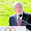 IOC-Präsident Thomas Bach sträubt sich noch, die Vorlage der Fußballer aufzunehmen. und die Olympischen Spiele abzusagen.	