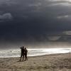 Spaziergänger blicken am Strand von Atlantic Beach Hurrikan «Florence» entgegen.