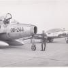 Der 24-jährige Oberleutnant  Friedrich Conrad mit  zwei  Jagdbombern  vom Typ F-84F.