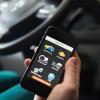 Mit dem Handy in der Hand Autofahren soll zukünftig noch teurer werden. Bundesverkehrsminister Alexander Dobrindt will die Strafen auf bis zu 200 Euro erhöhen. 