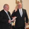 Gemeinderat Michael Pallmann (links) vereidigte am Donnerstagabend den neuen Bürgermeister Wigbert Kramer. 