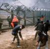 Szenen vom 19. Mai 1986, der als „Pfingstschlacht“ in die Geschichte einging: hier die Demonstranten, dort die Polizisten – und dazwischen der Bauzaun. 