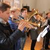 Ein Bläserquintett des Kühbacher Musikvereins eröffnete das Adventssingen in St. Leonhard. 