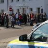 Am Sonntag haben sich vor dem Schulamt in Krumbach rund 150 Eltern zu einer Protestaktion getroffen und Schuhe sowie Grablichter abgelegt. 	