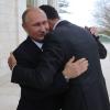 Putin (links) und Assad umarmen sich bei ihrem Treffen in Sotschi.  	 	