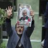 Ein Abgeordneter hält im iranischen Parlament das Konterfei des getöteten Generals Soleimani in die Höhe. Die Rufe nach Rache ebben nicht ab. 