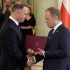 Das Lächeln der Rivalen: Präsident Andrzej Duda und der Ministerpräsident Donald Tusk bei der Vereidigung. PiS-Politiker Duda könnte der neuen Regierung durch sein Vetorecht das Leben schwer machen. 