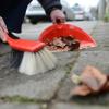 In vielen Kommunen haben die Bürger nach wie vor die Pflicht, die Gehwege vor ihrem Haus sauber zu halten. Jetzt wird in Ichenhausen die Verordnung geändert.