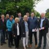 Der bayerische Verkehrsminister Hans Reichhart (Zweiter von rechts) war zusammen mit Landtagsabgeordneter Carolina Trautner (Vierte von rechts) bei der CSU-Ortsgruppe, um sich die Verkehrssituation vor Ort anzusehen.